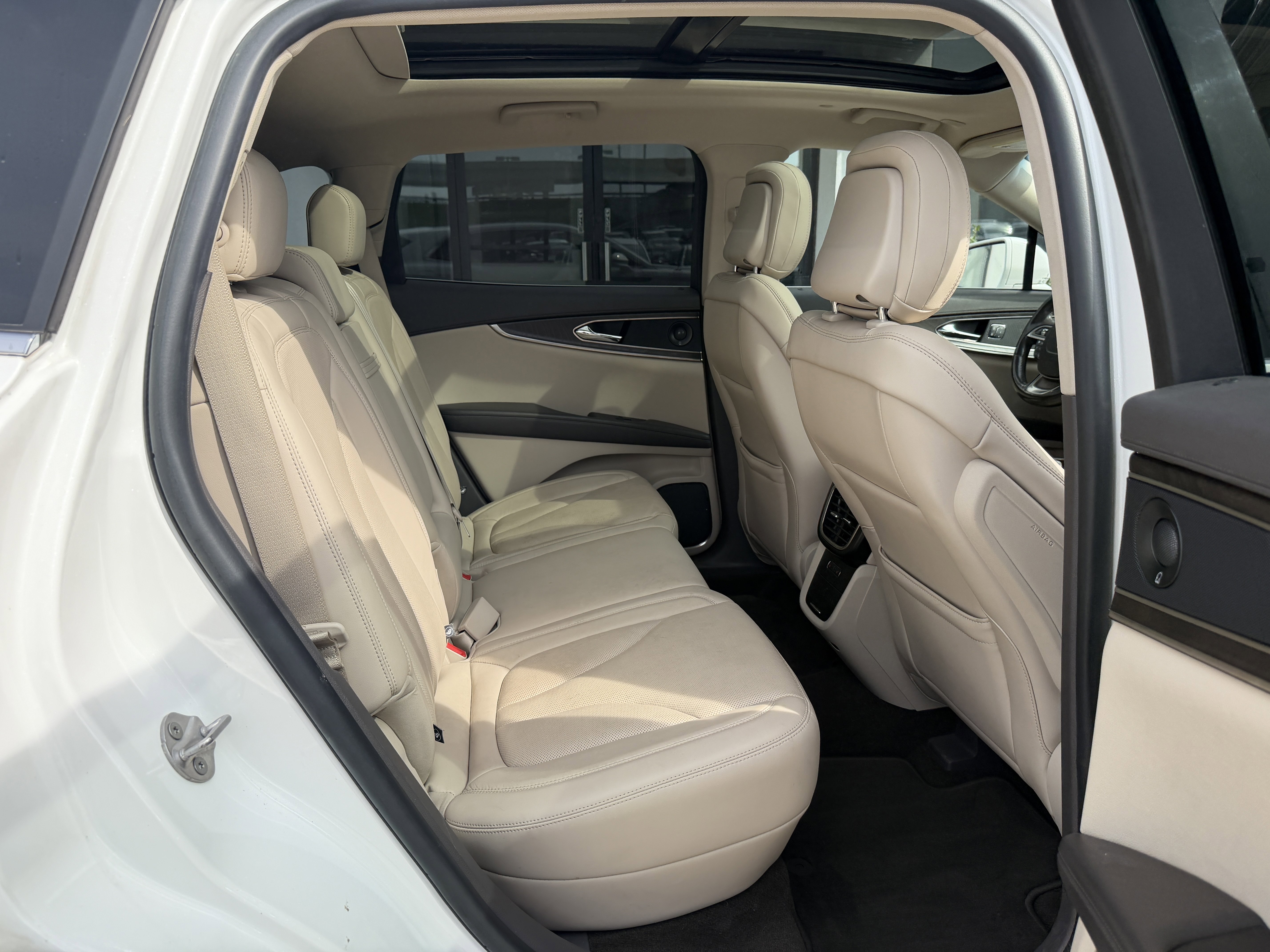 Used 2020 Pristine White Lincoln Reserve image 21