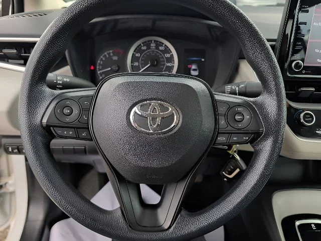 Used 2022 White Toyota LE image 19