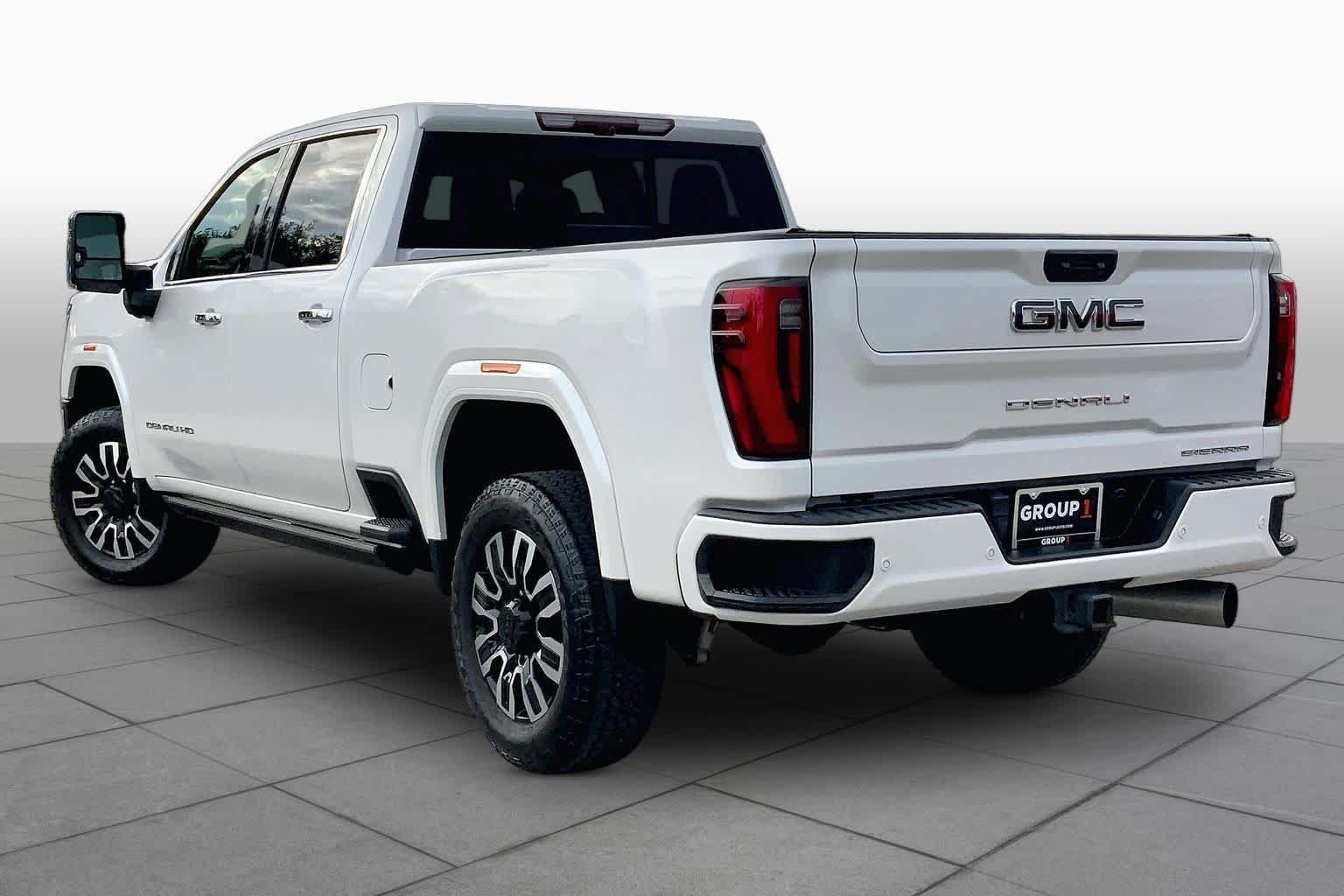 Used 2024 White Frost Tricoat GMC Denali Ultimate image 12