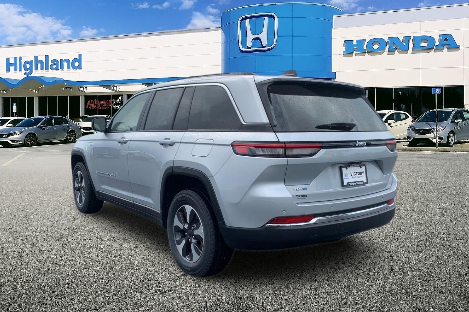 Used 2024 Silver Jeep 4xe image 3