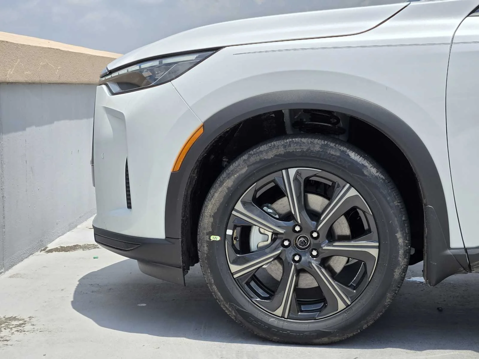 New 2027 2T RAD WHT INFINITI Autograph AWD image 12