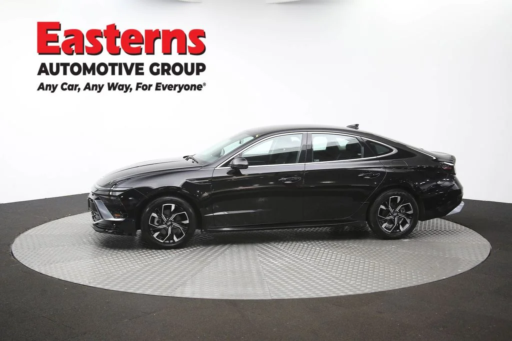 Used 2025 Black Hyundai SEL image 60