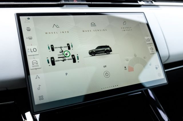 New 2026 White Land Rover Dynamic SE image 38