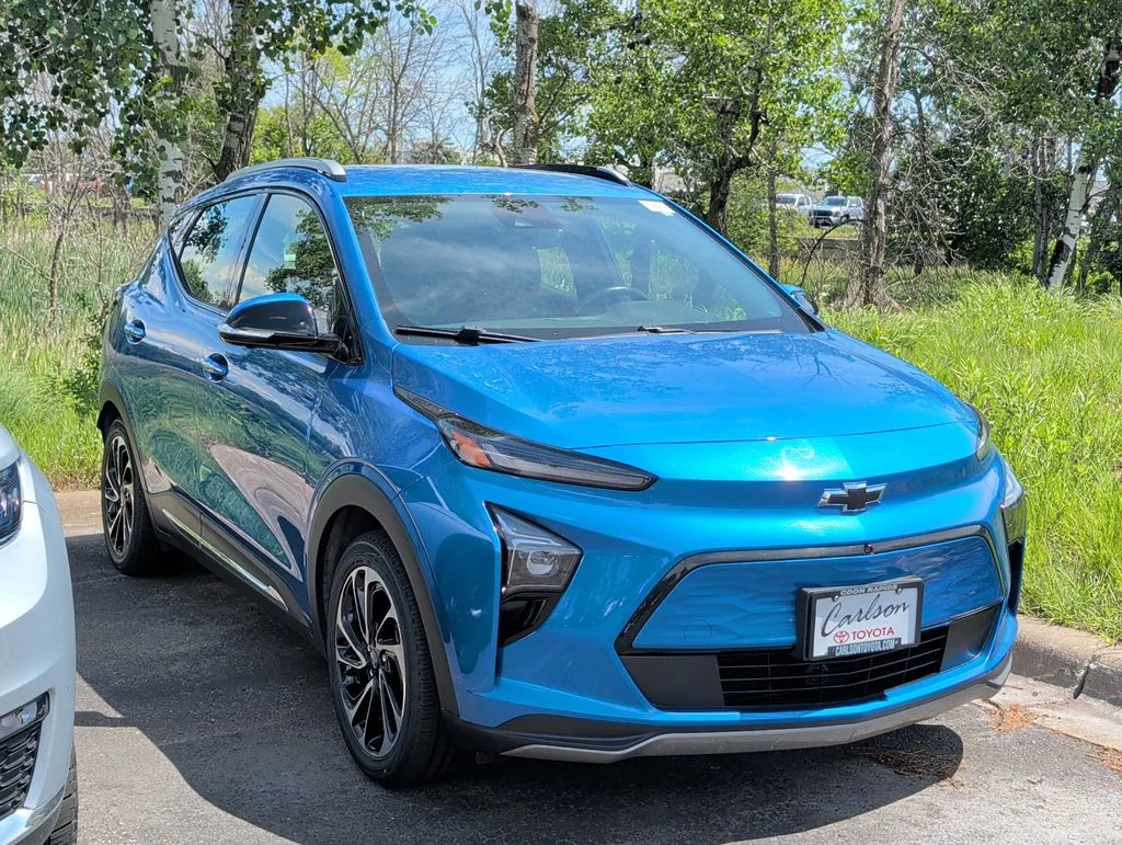 Used 2022 Chevrolet Bolt EUV Premier with VIN 1G1FZ6S09N4105533 for sale in Minneapolis, MN