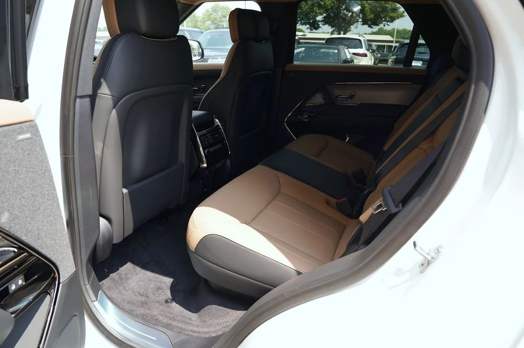 New 2026 Fuji White Land Rover Dynamic SE image 31