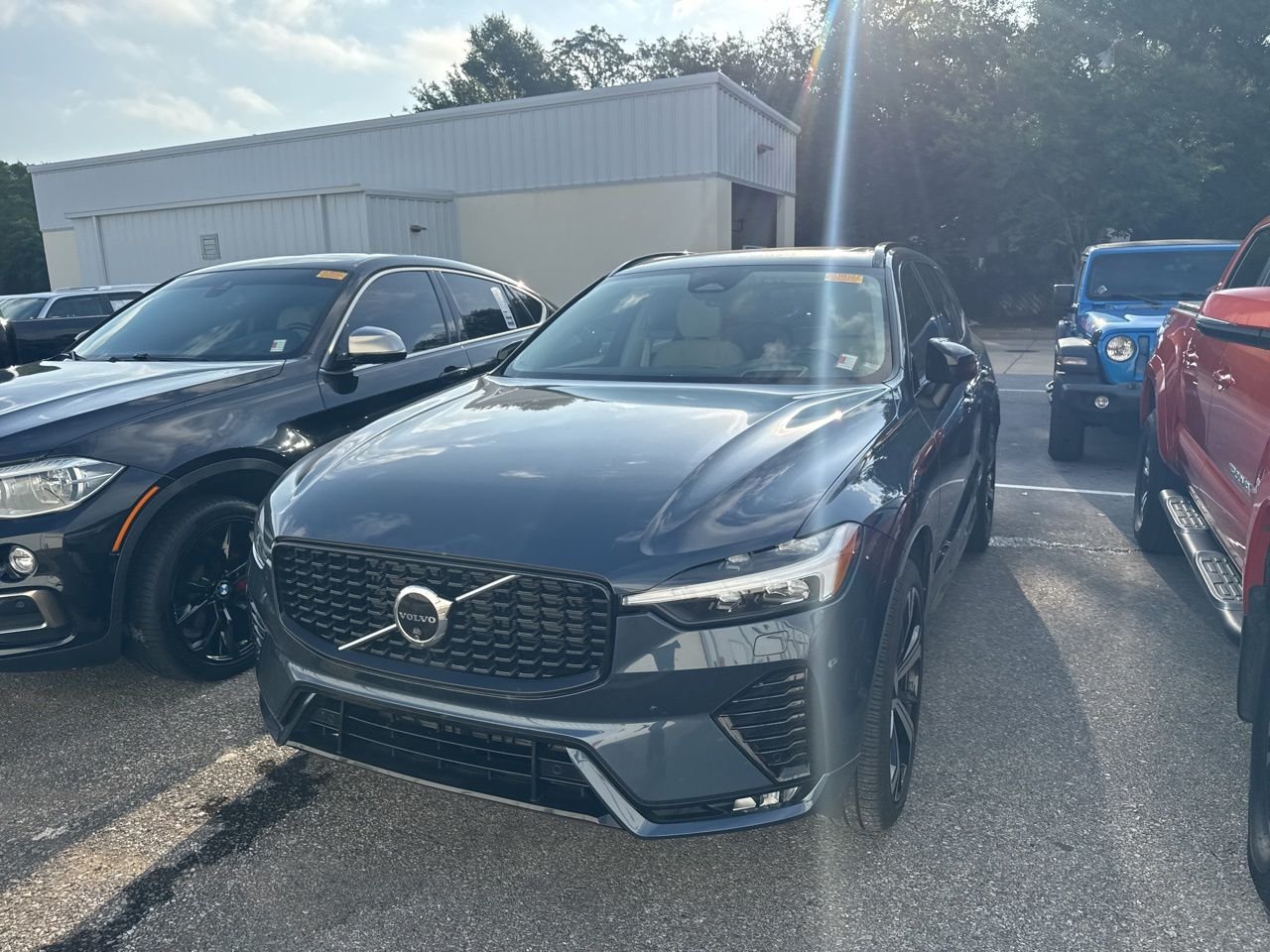 2024 Volvo XC60 B5 Ultimate Dark Theme AWD's photo