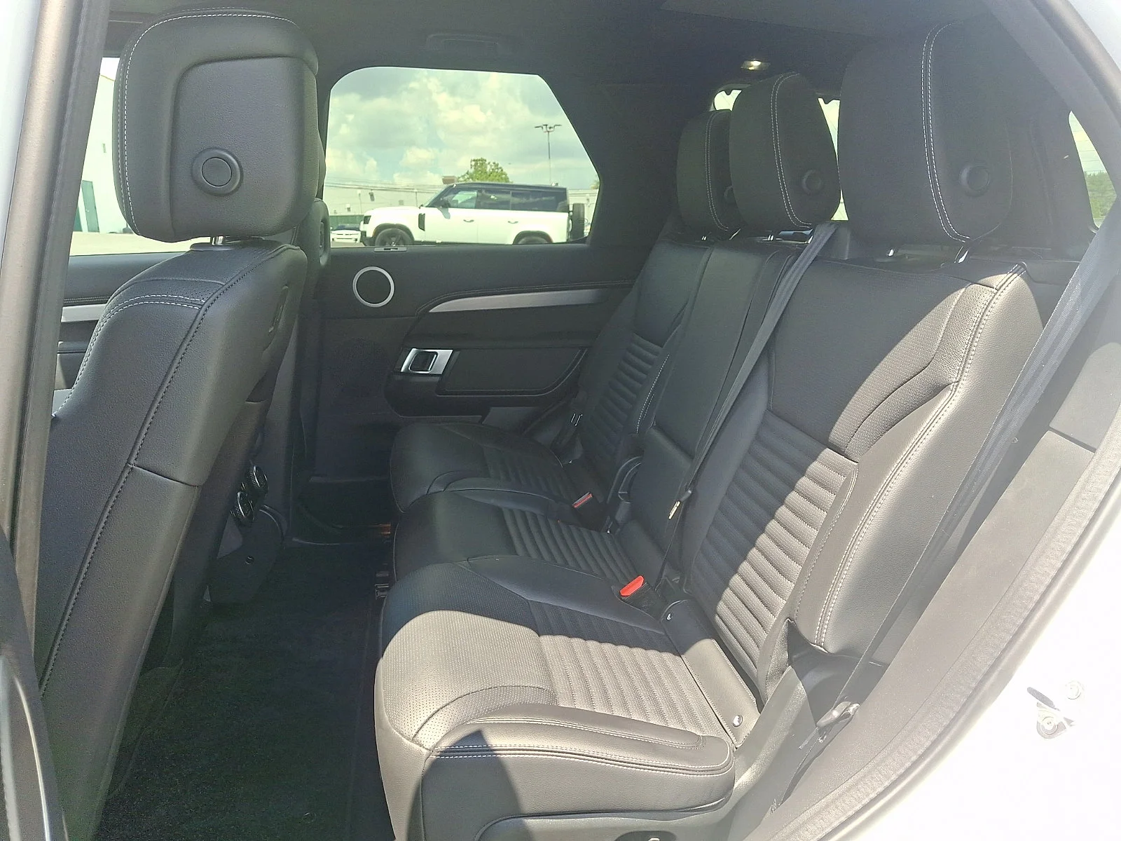 Used 2025 Fuji White   1Aa Land Rover Dynamic SE image 18