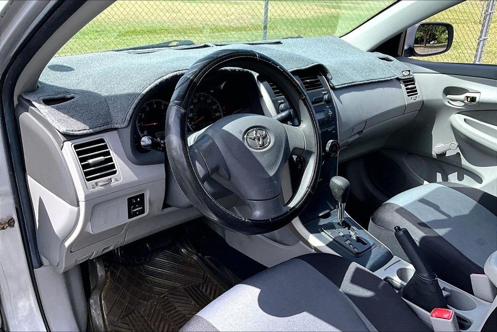 Used 2009 Silver Toyota Base image 13