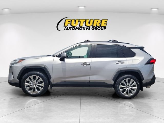 Used 2022 Silver Toyota XLE Premium image 6