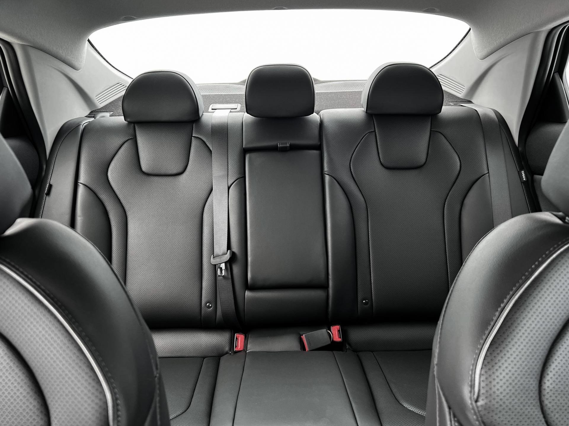 2025 Hyundai Elantra Limited - Photo 17