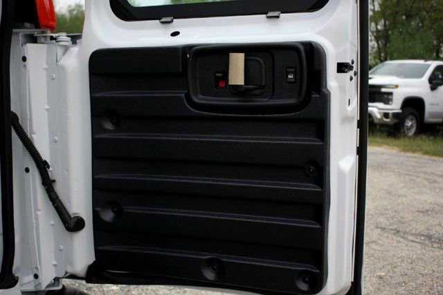 New 2025 Summit White Chevrolet WT image 36