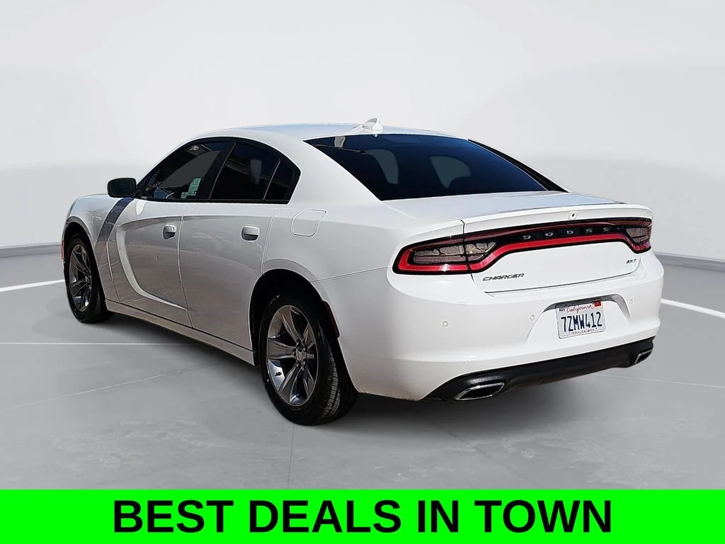 Used 2018 White Dodge SXT image 5