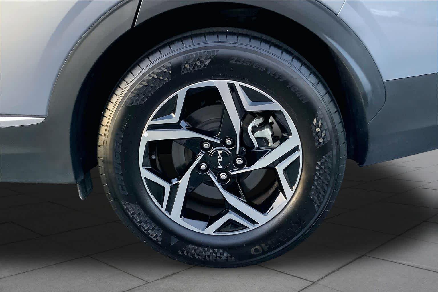 Used 2025 Everlasting Silver Kia LX image 10