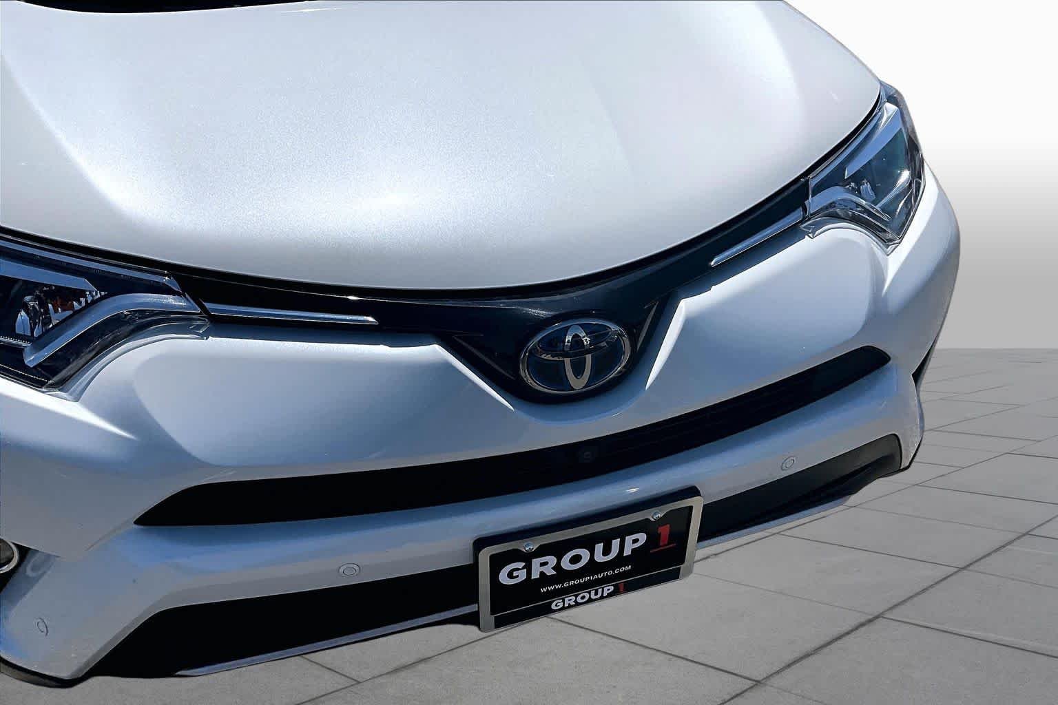 Used 2018 Blizzard Pearl Toyota Hybrid Limited image 29