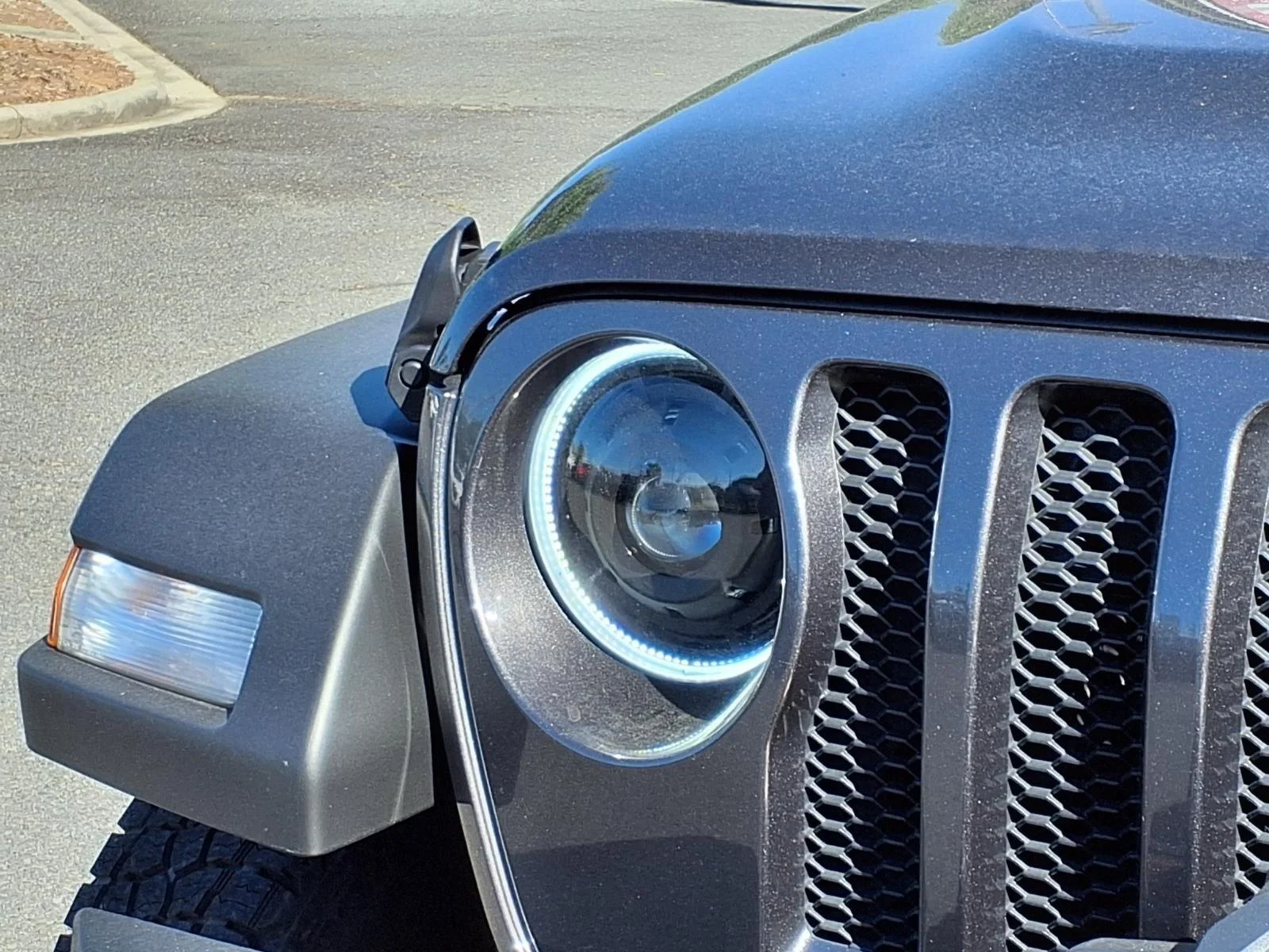 Used 2020 Granite Crystal Metallic Clearcoat Jeep Sport image 13