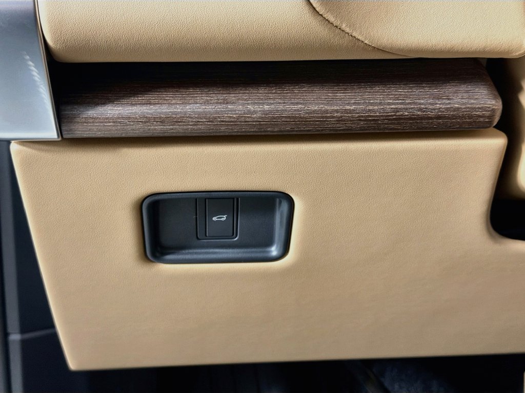 New 2027 Belgravia Green Land Rover SE image 10