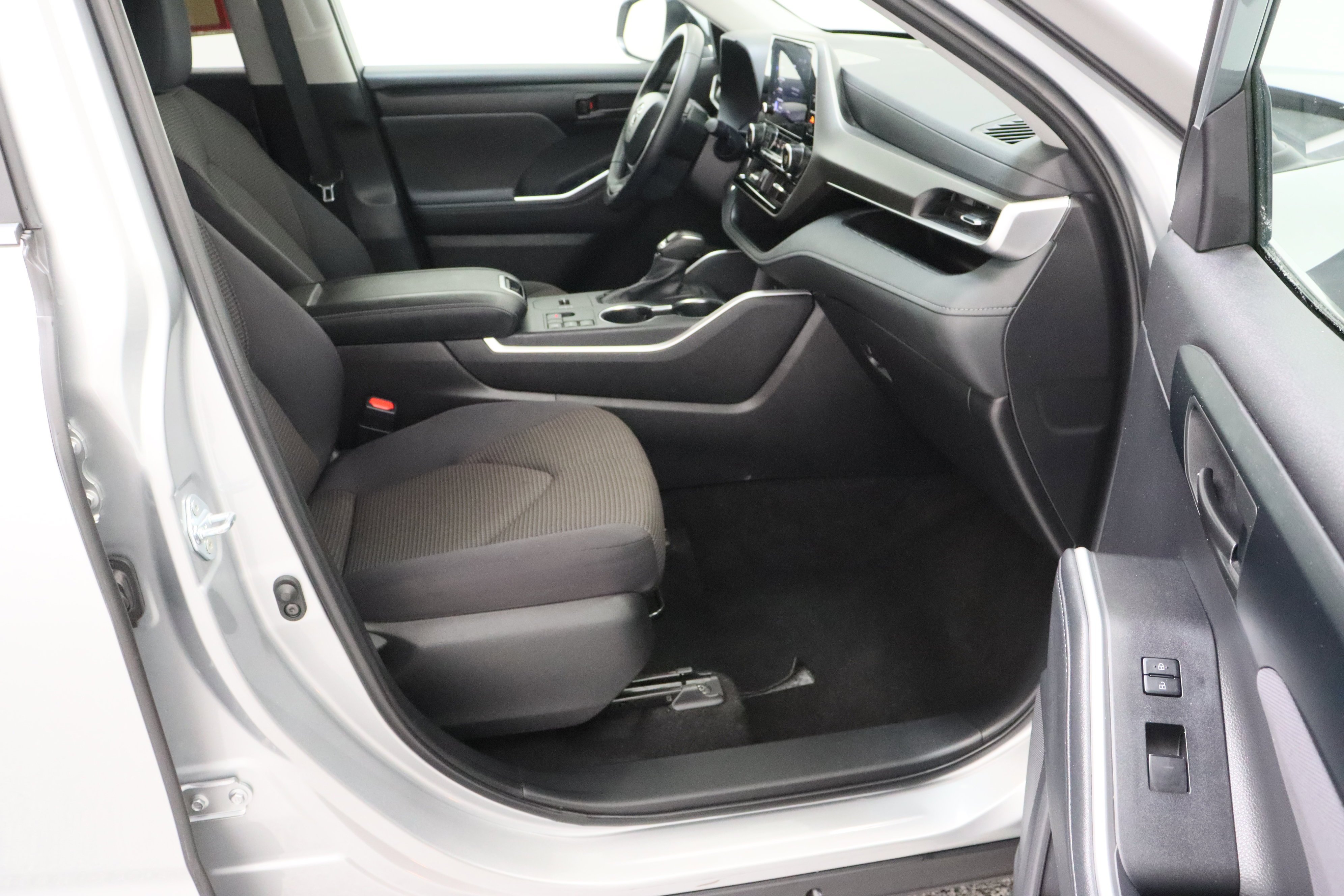 2025 Toyota Highlander LE - Photo 39