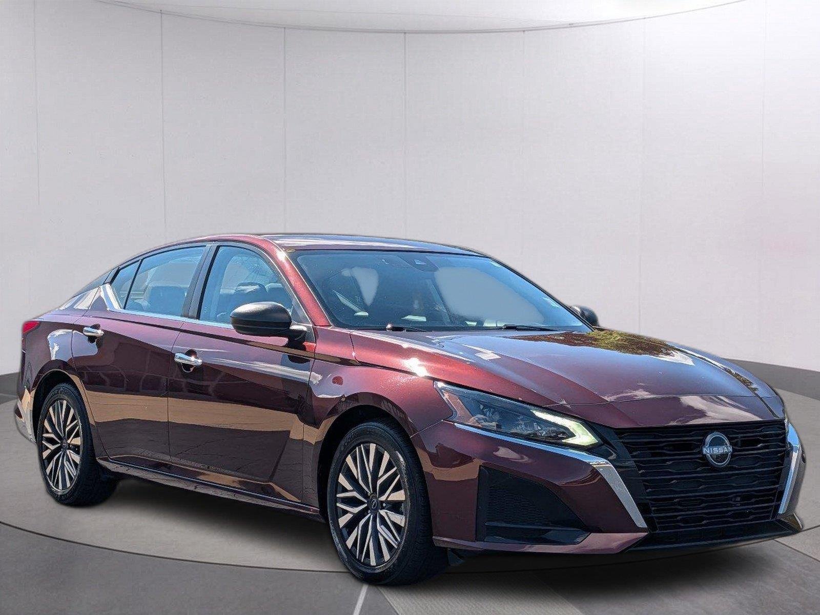 Used 2025 Garnet Pearl Metallic Nissan SV image 5
