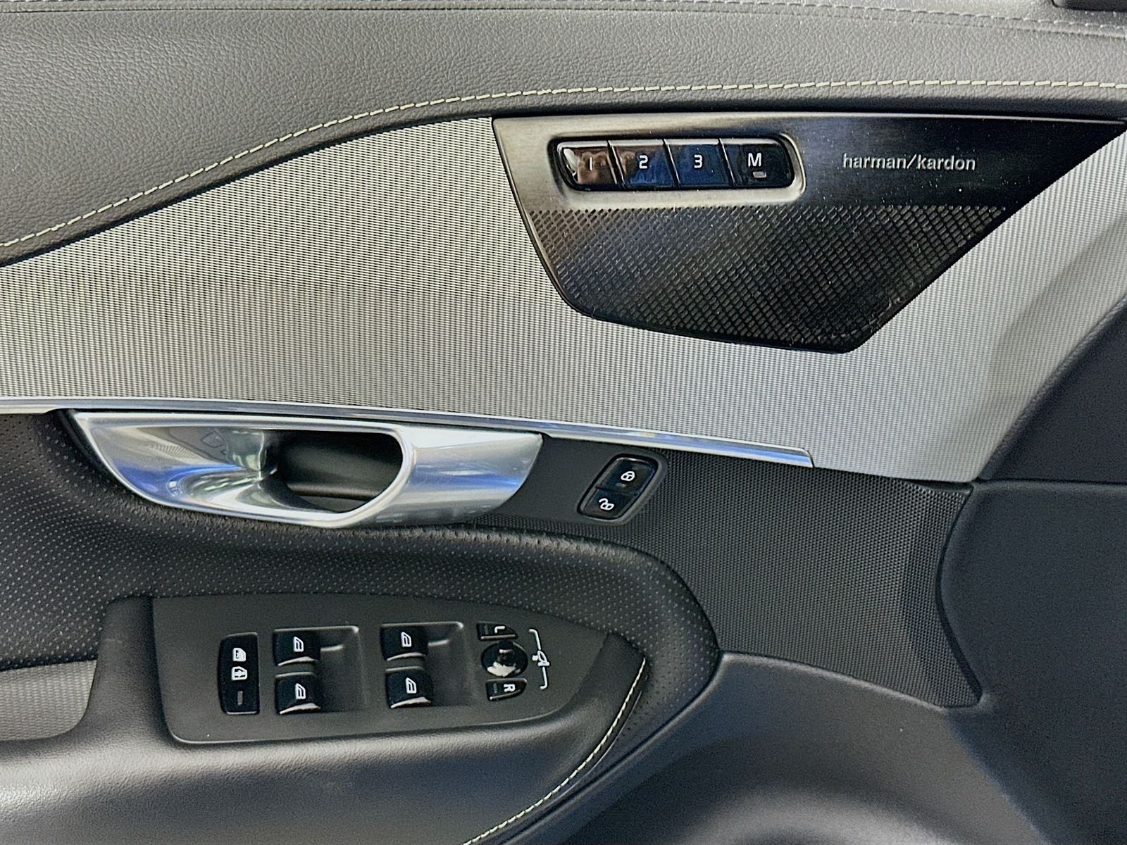 Used 2019 Blue Metallic Volvo T6 R-Design image 18