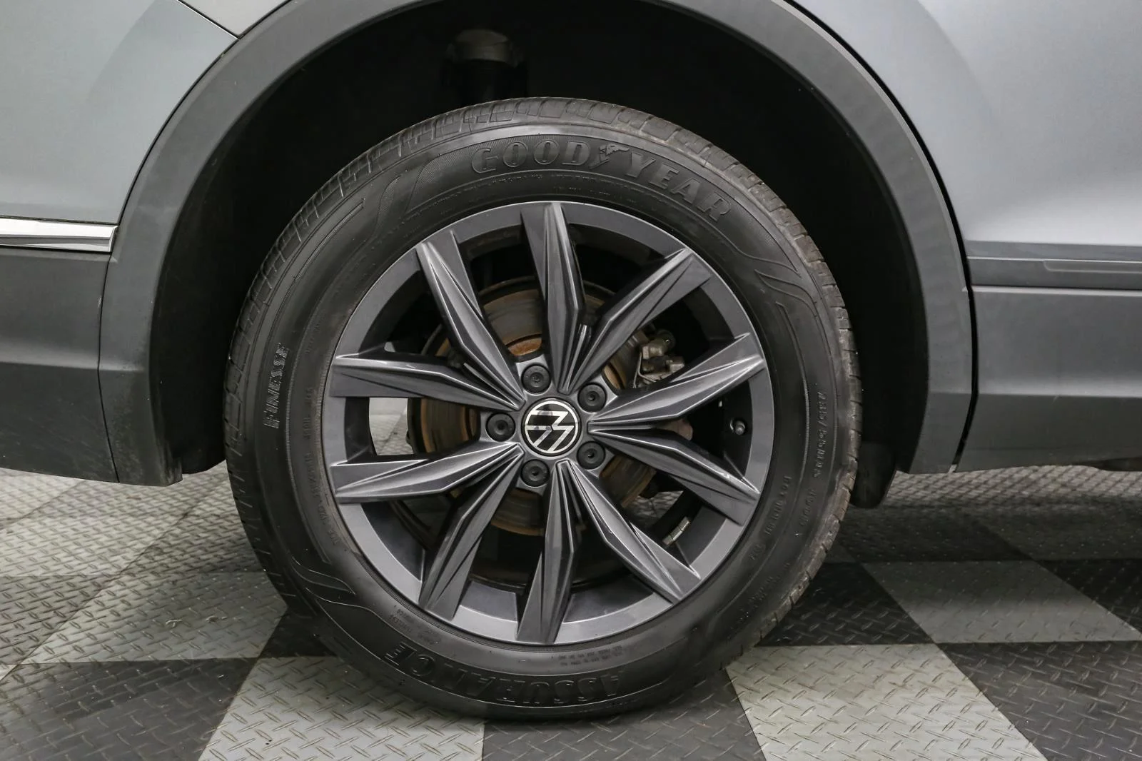 Used 2022 Platinum Gray Metallic Volkswagen SE image 19