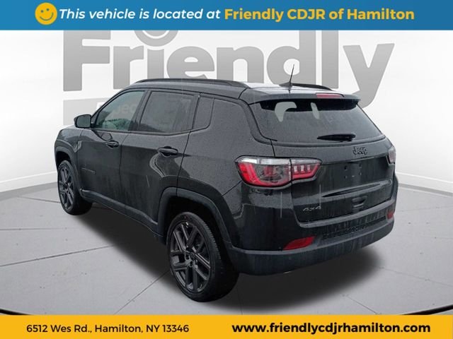 New 2026 Diamond Black Crystal Pearl-Coat Exterior Paint Jeep Limited image 3