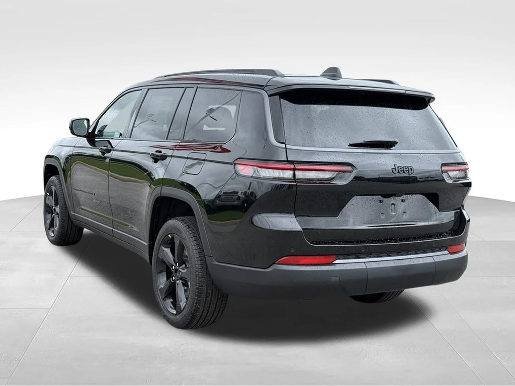 New 2026 Diamond Black Crystal Pearl-Coat Exterior Paint Jeep Limited image 4