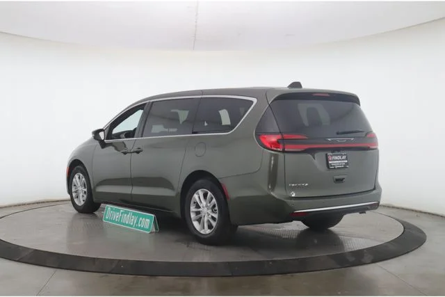 New 2027 Olive Green Pearl-Coat Exterior Paint Chrysler Select image 8