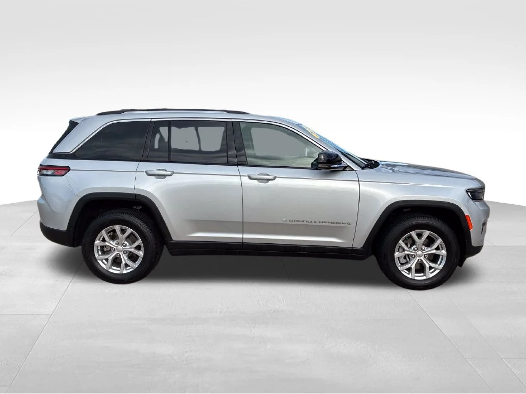Used 2024 Silver Jeep Limited image 7