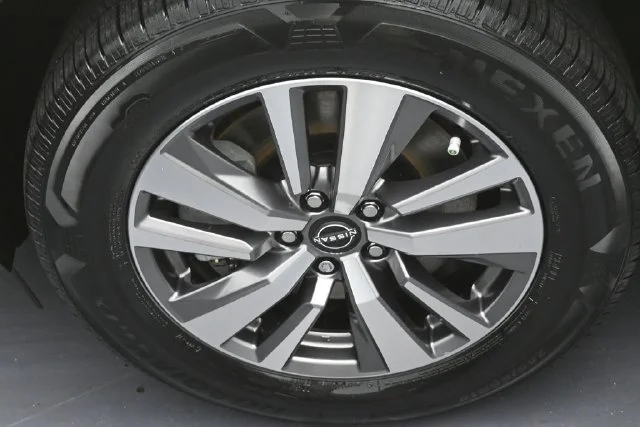 Used 2022 White Nissan SL image 31