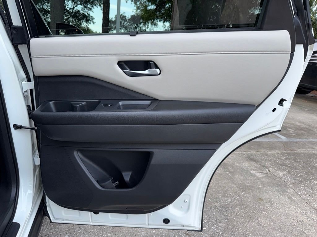 Used 2023 White Nissan SL image 26