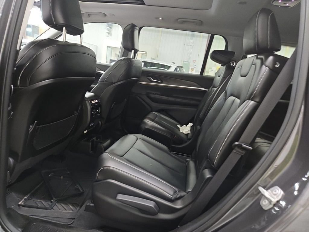 Used 2023 Gray Jeep Limited image 4