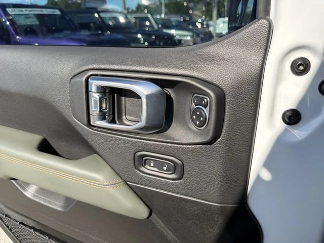 Used 2025 White Jeep Mojave image 21