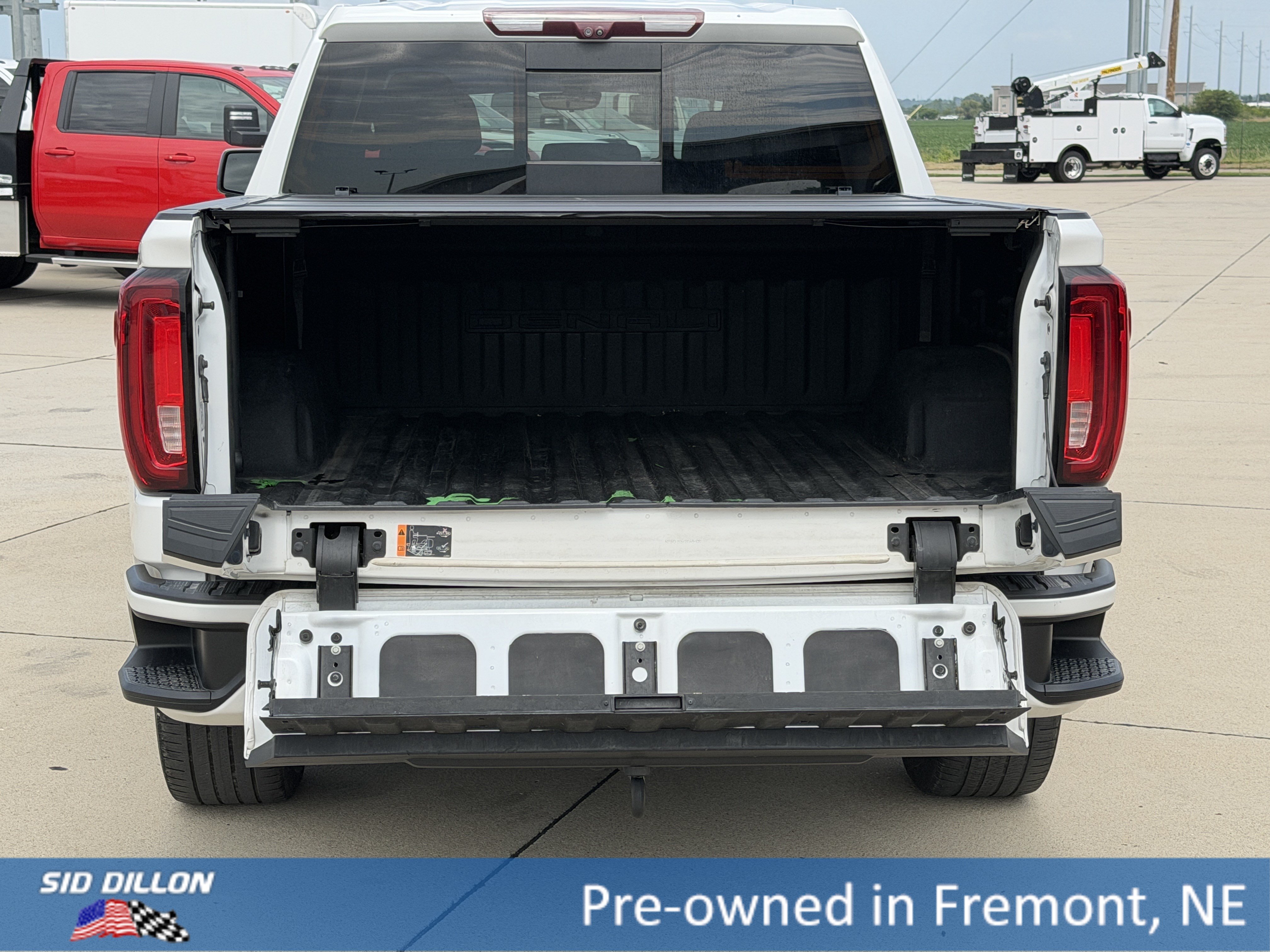 Used 2021 White Frost Tricoat GMC Denali image 6