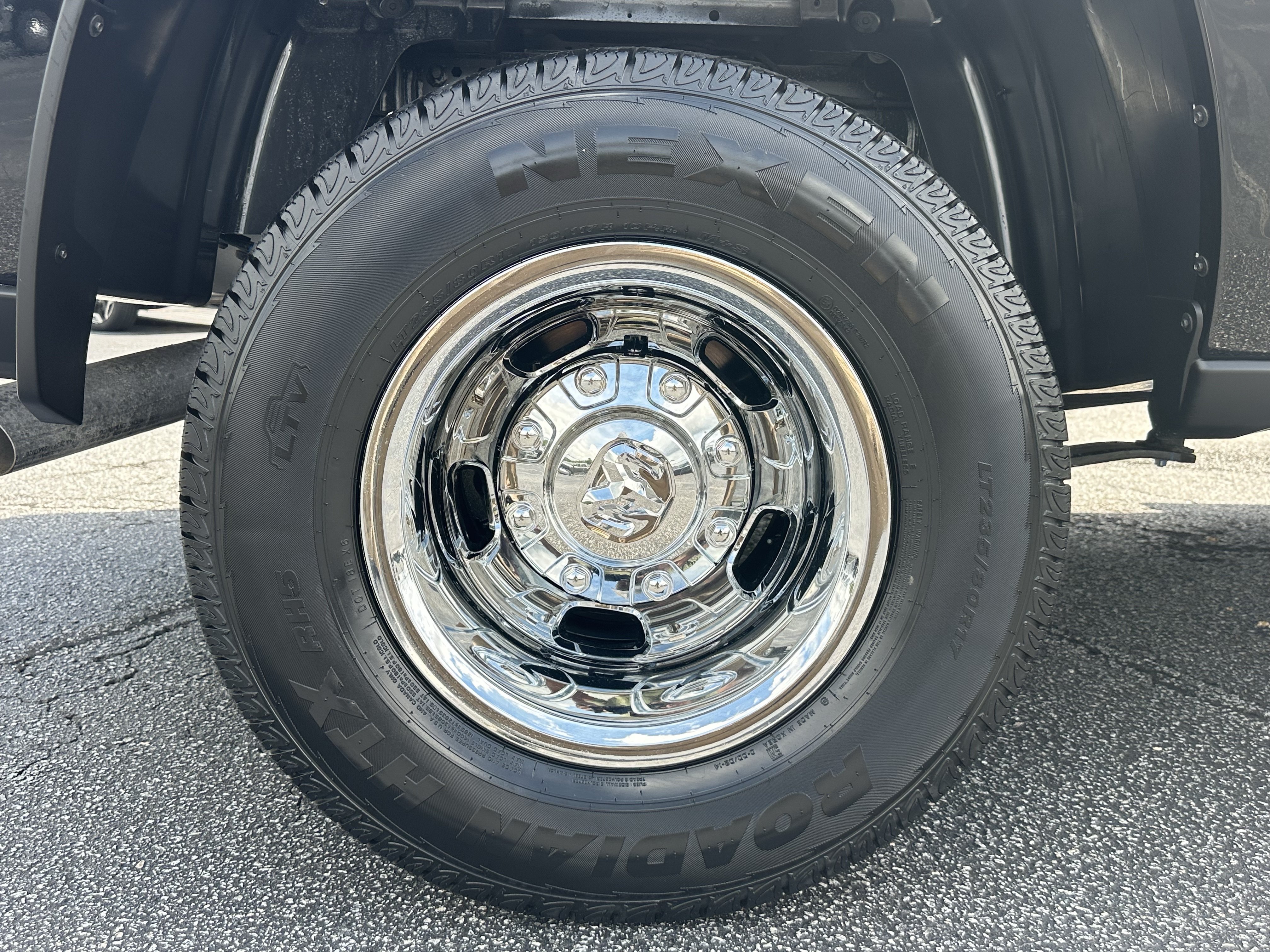 New 2026 Diamond Black Crystal Pearl-Coat Exterior Paint RAM Tradesman image 18