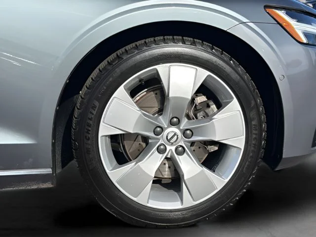 Used 2020 Gray Volvo T5 R-Design image 27