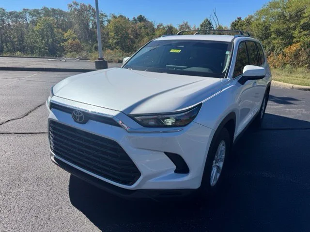 Used 2025 Pearl Toyota XLE image 7