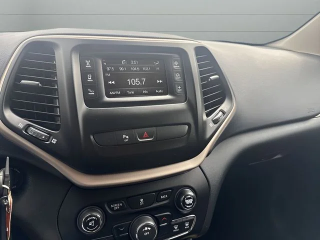 Used 2018 Silver Jeep Latitude image 14