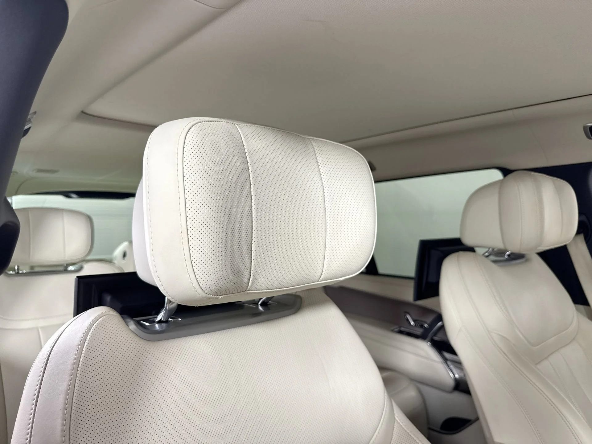 Used 2024 Batumi Gold Premium Metallic Land Rover Autobiography image 25