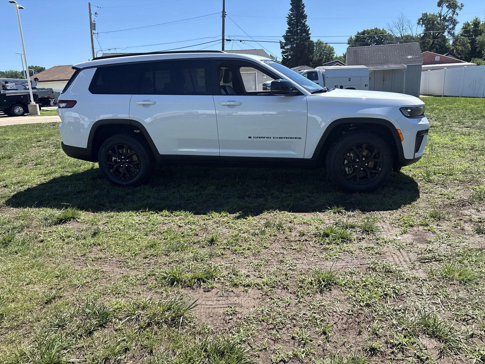 New 2026 Bright White Clearcoat Jeep Laredo Altitude image 4