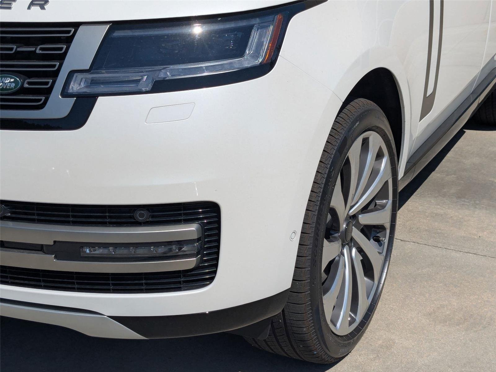 New 2026 Icy White Land Rover SE image 9