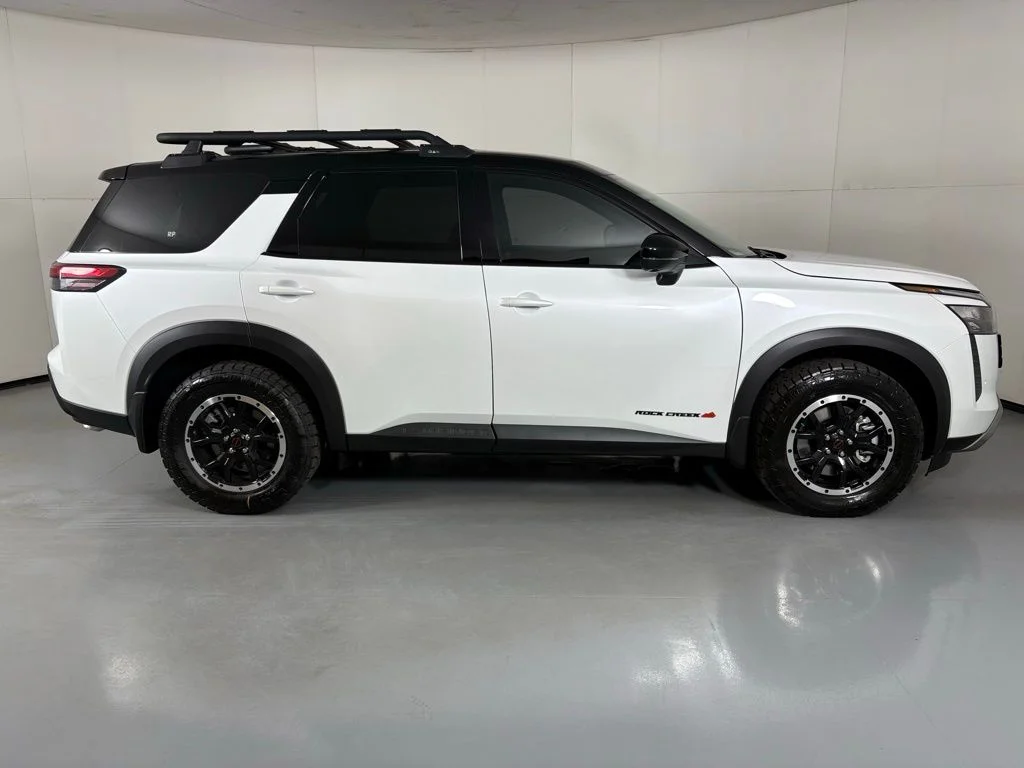 New 2026 Everest White Pearl TriCoat / Super Black Two-tone Nissan Rock Creek® image 9
