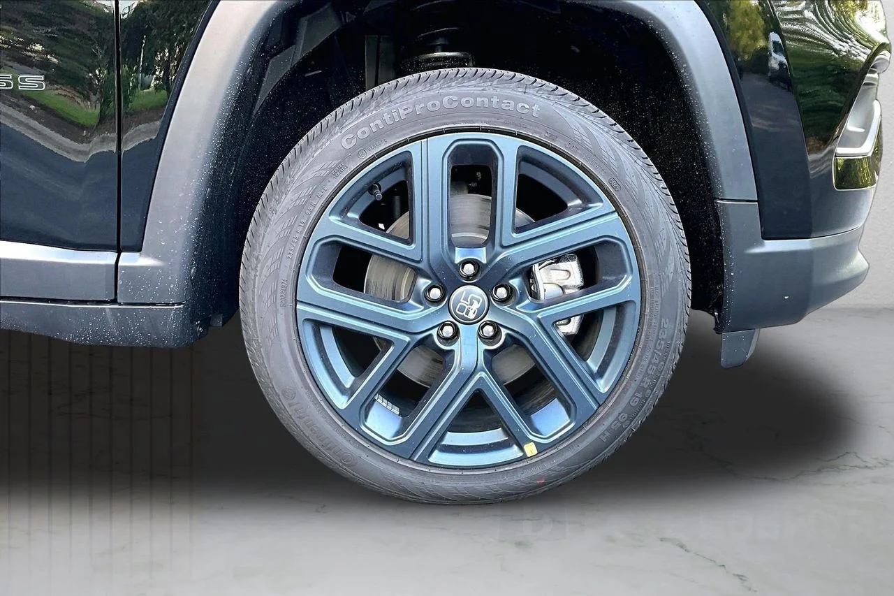 New 2026 Diamond Black Crystal Pearlcoat Jeep Latitude image 28