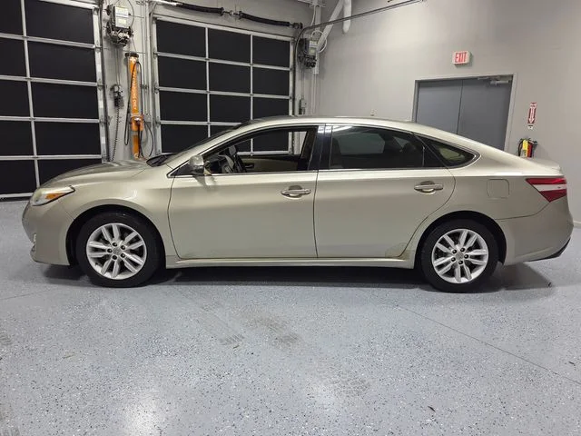 Used 2015  Toyota XLE image 4
