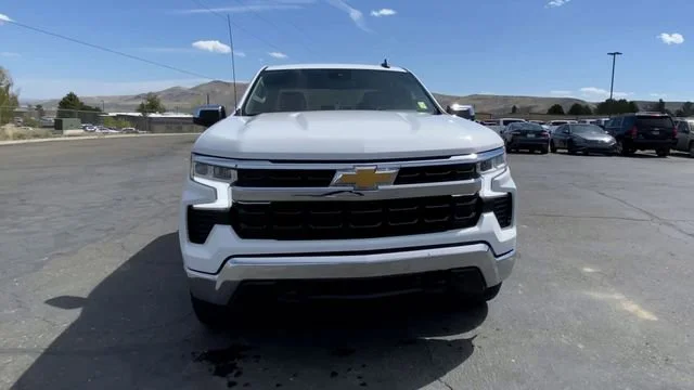 Used 2024 Summit White Chevrolet LT image 3