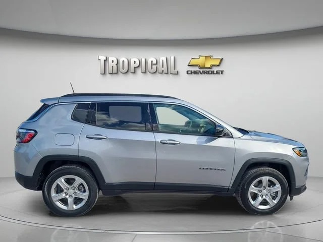 Used 2024 Silver Jeep Latitude image 3