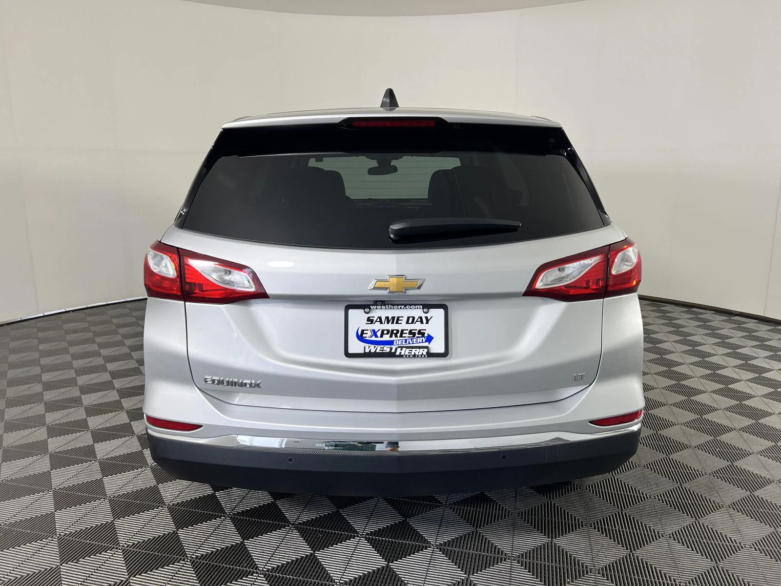 Used 2021 Silver Ice Metallic Chevrolet LT image 4