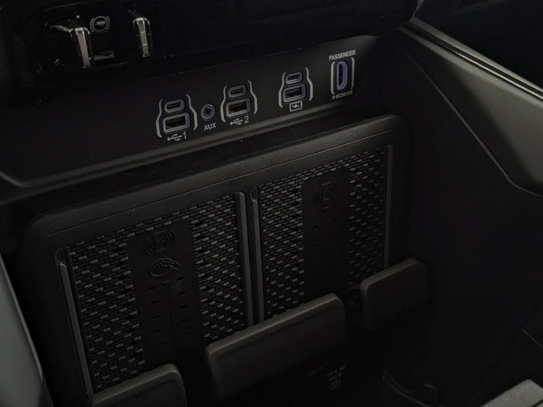 New 2026 Grey RAM Sport - - 4x4 - Night Edition - Sport Lvl 1 Grp - 5.7L HEMI V8 eTorque - Pano Sunroof & More! image 20
