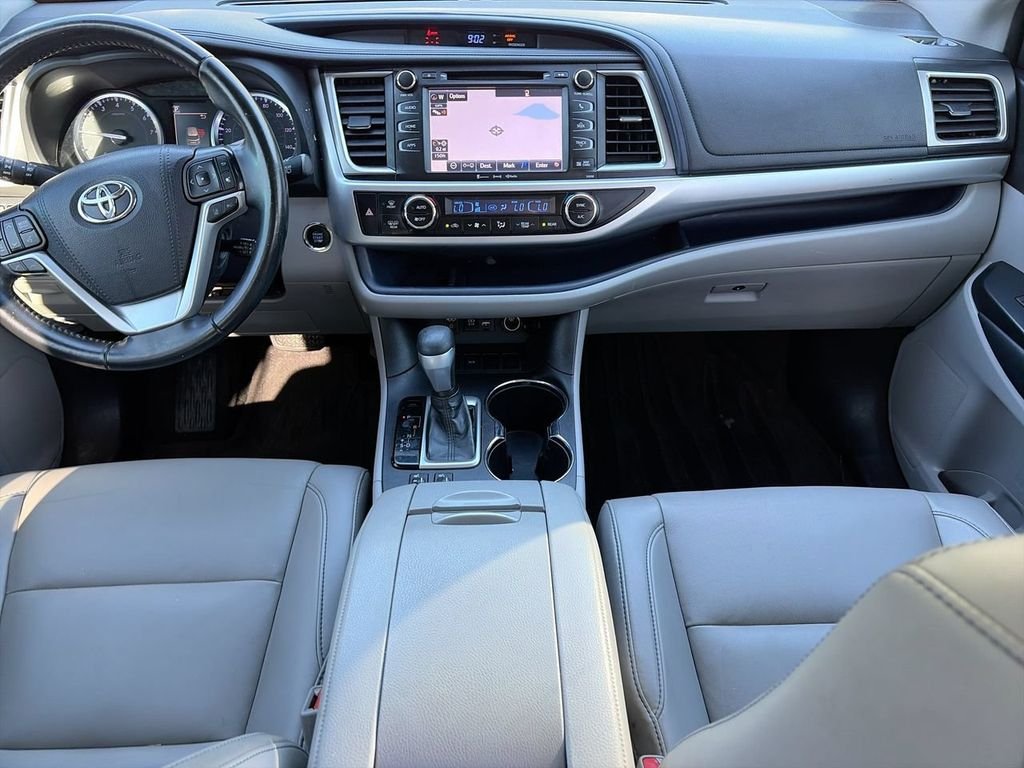 Used 2019 Silver Toyota XLE image 10