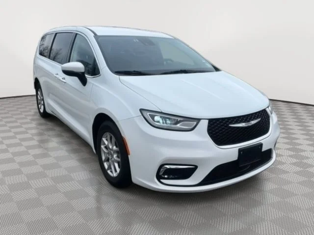Used 2023 White Chrysler Touring L image 4