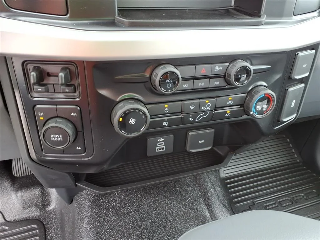 New 2026 Oxford White Ford F-450® XL image 23